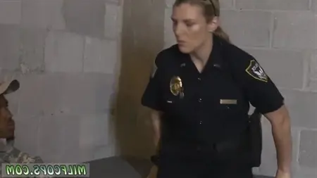 Две зрелые блондинки полицейские заставляют черного арестанта лизать им промежность и сосут его хуй