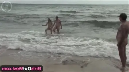 Сексуальные пары трахаются прямо на пляже у моря
